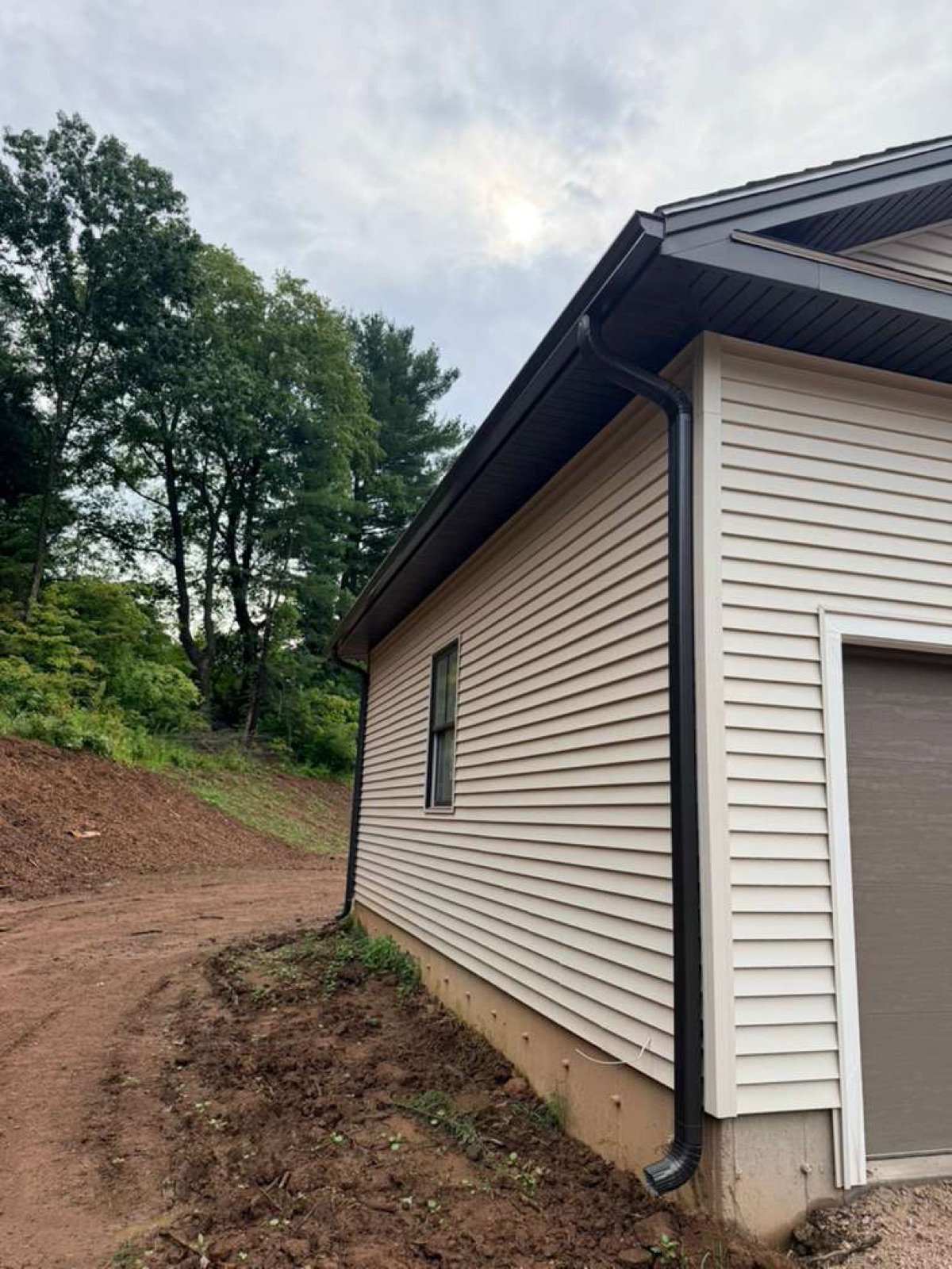 Five-inch seamless gutter run in Musket Brown